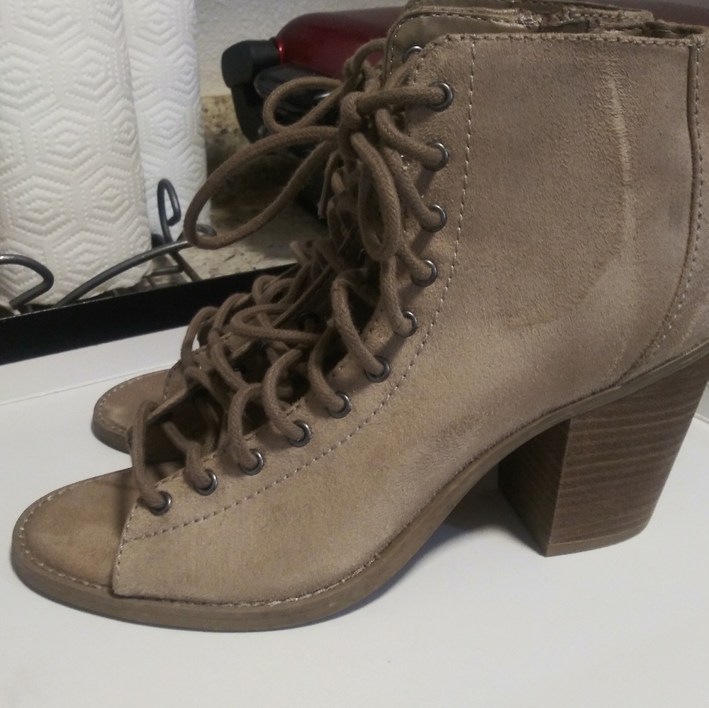 Mossimo Tie up botties